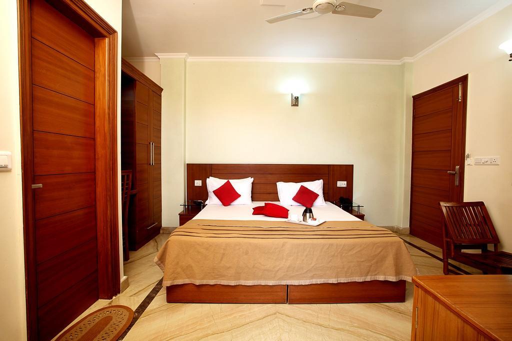Indira International Inn New Delhi Exteriör bild