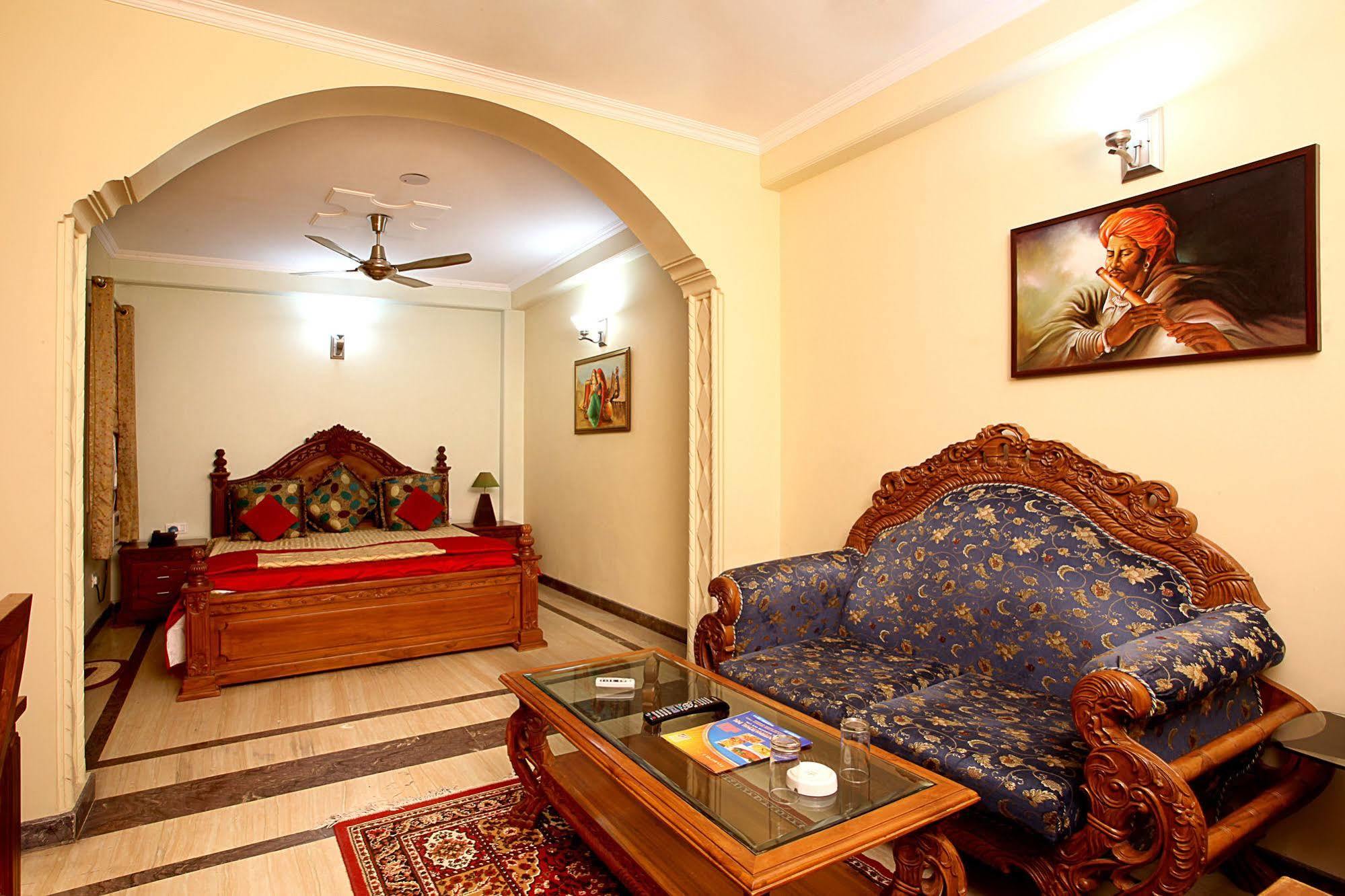 Indira International Inn New Delhi Exteriör bild