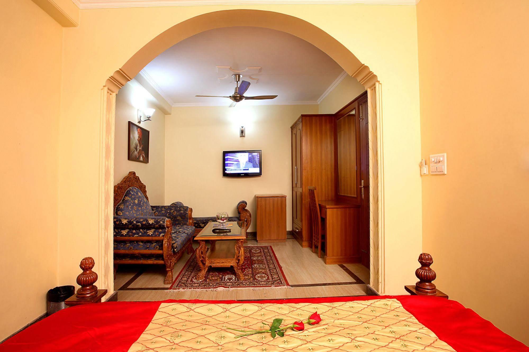 Indira International Inn New Delhi Exteriör bild